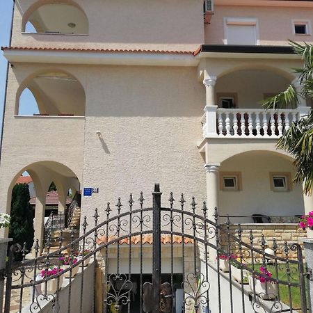 Apartments Rose Porec Bagian luar foto