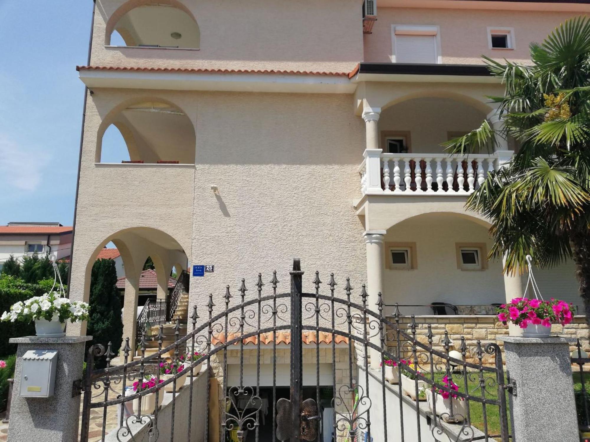 Apartments Rose Porec Bagian luar foto